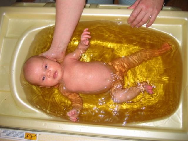 Можно ли купать с соплями. Купание новорожденного ребенка. Лечебные ванны для новорожденных. Ванна с ромашкой для грудничка. Купание грудного ребенка.