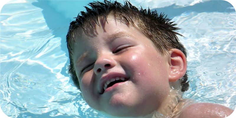 Вода попадает в уши в бассейне. Грудного ребенка попала вода в ушко. Что делать если в ухо попала вода.